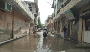 गलियों में जमा बरसात का पानी