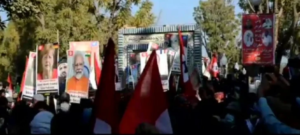 पीएम नरेंद्र मोदी समेत कई नेताओं की तस्वीरों के साथ लोगों ने किया प्रदर्शन,