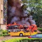 द्वारका सेक्टर नौ के आरडी राजपाल पब्लिक स्कूल में खड़ी छह बसों में लगी आग