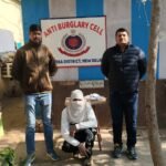 द्वारका में सक्रिय शातिर चोर गिरफ्तार, लाखों के सोने के गहने और मोबाइल बरामद