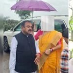 महाराष्ट्र में सियासी तूफान: वायरल तस्वीरों के बाद महिला आयोग अध्यक्ष ने छोड़ा पद