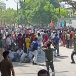 नोएडा में बेकाबू हुआ मजदूरों का गुस्सा, कई गाड़ियों में आगजनी                     