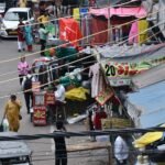 नजफगढ़ में फुटपाथ गायब, सड़क पर चलने को मजबूर लोग 