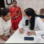 ऊषा चेतन स्मृति आयुर्वेद चिकित्सा शिविर में उमड़े मरीज, 275 का उपचार