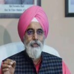 महापौर कार्यालय के बाहर अनुबंधित शिक्षकों का विरोध प्रदर्शन